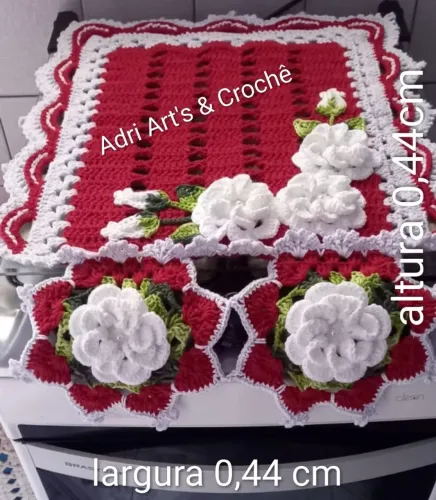 Capa vermelha em crochê com flores e botões brancos para tampa de fogão a gás 4 bocas 