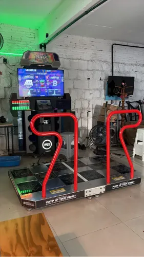 Máquina de Dança Pump It Up FX (reformada)