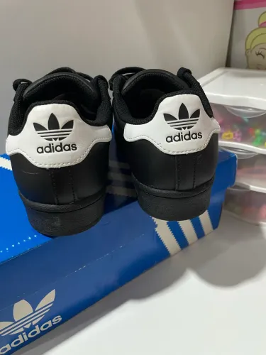 Tênis adidas