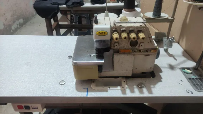 1 máquina de 2 agulhas 1 interlock costurando perfeitamente