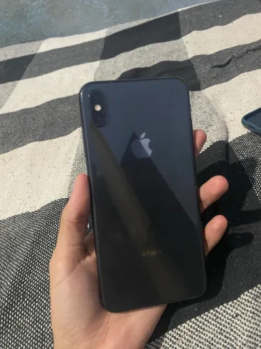iPhone XS Max com tela quebrada