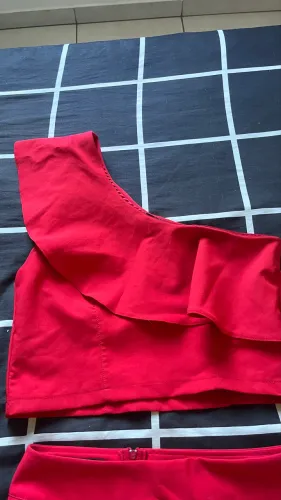 Lindo conjunto de saia e blusa vermelho marca Agilità
