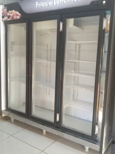 Lindo expositor 3 portas Refrimate.