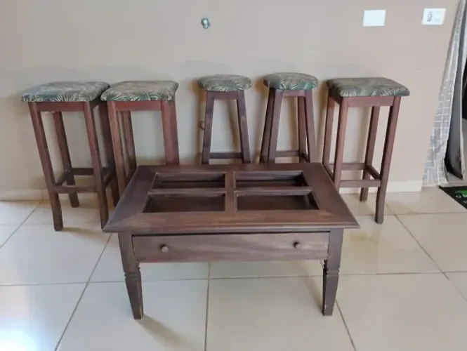 Mesa de Centro em madeira maciça com bancos em madeira