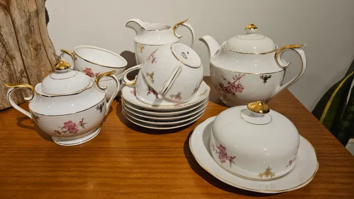 Antigo conjunto de chá com dourado porcelana Mauá