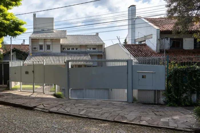 Residência em endereço nobre na Vila Assunção, com vista privilegiada para o Guaíba e club