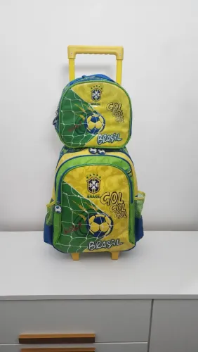 Kit Mochila/Bolsa de Rodinhas Infantil Escolar com Lancheira Tema Copa do mundo Brasil