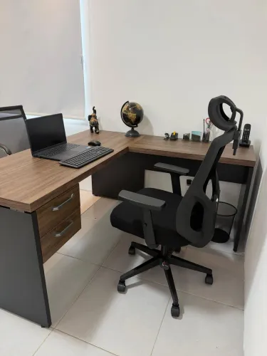 Mesa de escritório em L com gaveteiro + cadeira