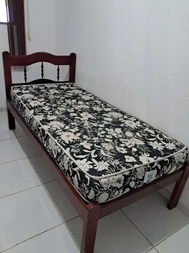 Vende-se cama usada por um curto período de tempo. 