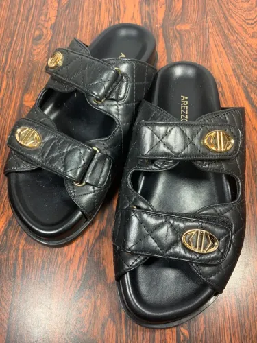 Sandália Arezzo de Couro Preto Matelassê 