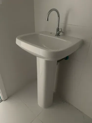 Lavatório celite novo com torneira em aço inoxidável 