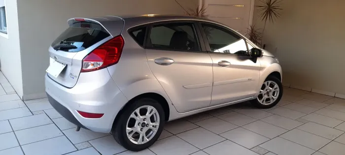 Ford Fiesta 1.6 16V Flex Aut. 5P 2014