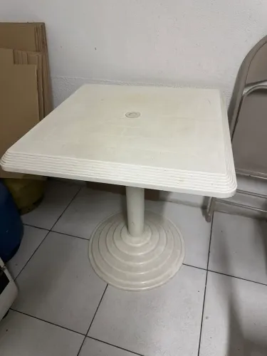 mesa quadrada de plástico