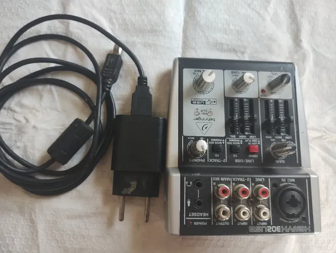 Mesa de som Behringer XENYX 302 USB, ótimo p quem faz gravações em podcast
