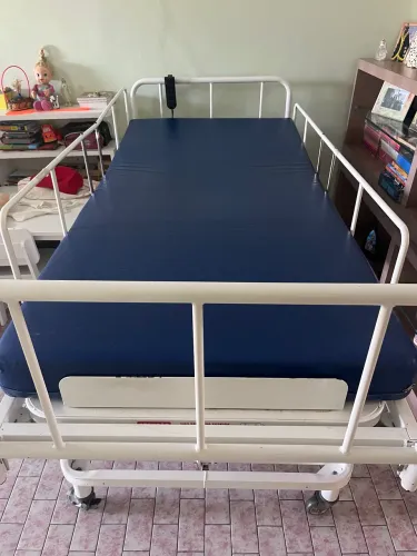 Cama hospitalar motorizada