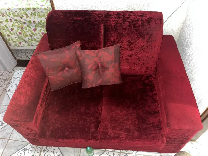 Lindo sofá com dois lugares de linho,na cor vermelha,valor 250