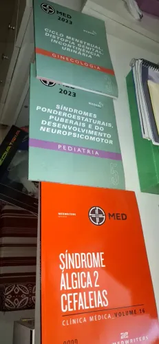 Apostilas do MEDCURSO 2022 e 2023 (física)aproximadamente 100 volumes de cada ano.
