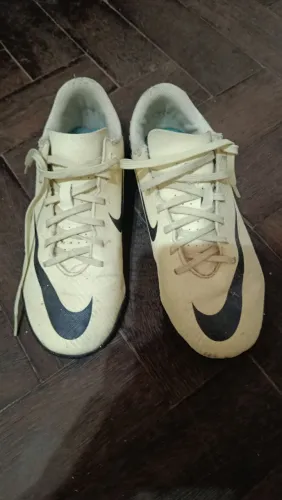 Chuteira Nike ,35, em ótimo estado
