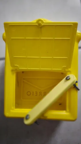 Caixa de correios amarela para grade.