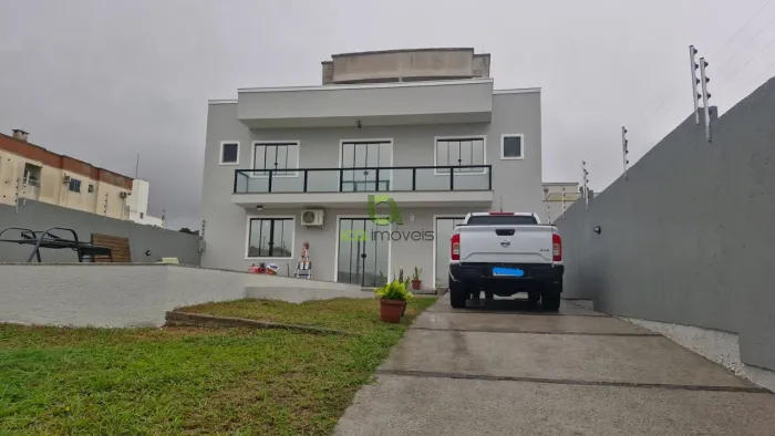CASA À VENDA EM AREIAS COM PISCINA PRÓXIMO À AVENIDA DAS TORRES