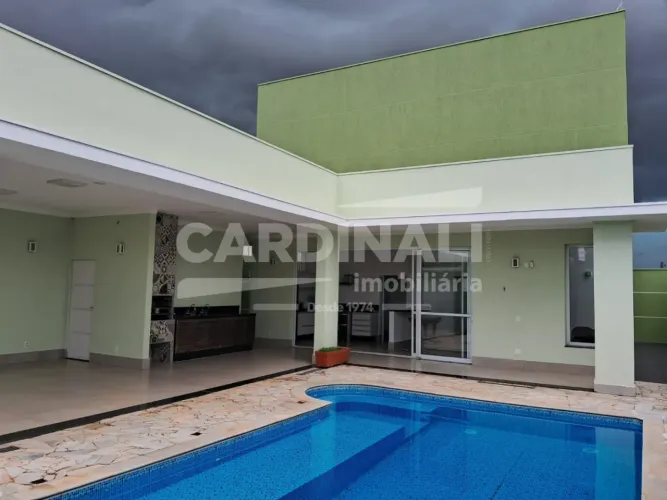 Linda casa com piscina, com localização privilegiada.