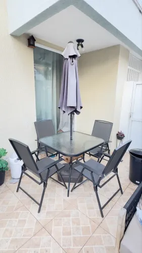 Conjunto jardim - Mesa com 4 lugares e Ombrelone