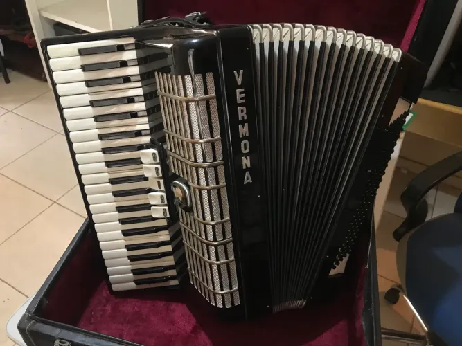 Acordeon Vermona 120 baixos conservado