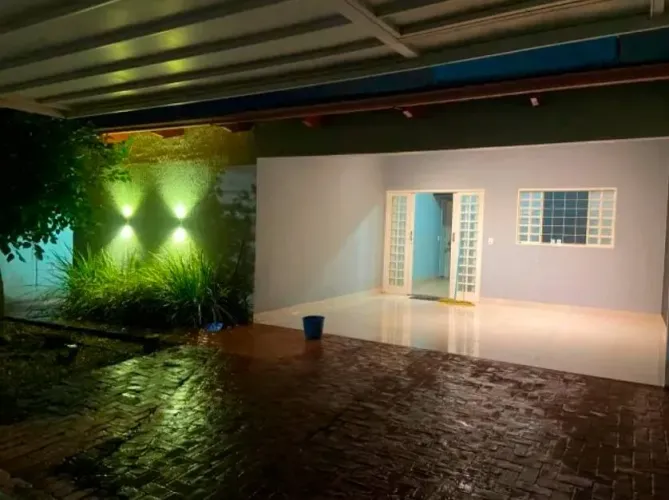 Casa de 130m² com 03 quartos e piscina Res. Carolina Parque.