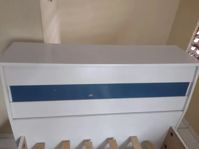 Cama infantil dupla com maleiro