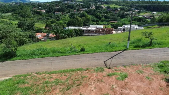 Excelente terreno em declive no Condomínio Chácaras Catagua 