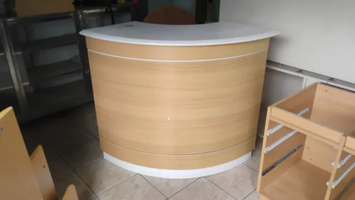 Armários e balcões de atendimento 