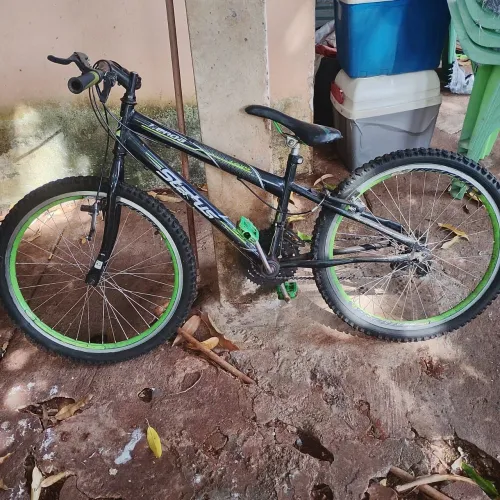 Vende-se bicicleta com só um defeito no guidom e a marcha solta pneu novos 