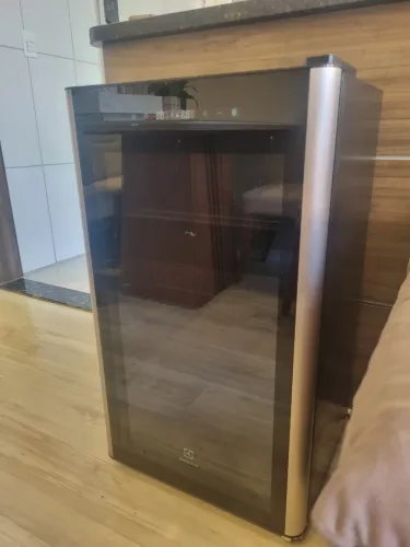 Adega Electrolux 29 garrafas com compressor DUAL ZONE