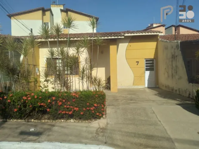Casa à venda em condomínio fechado - 70m² - na Rua do Aririzal