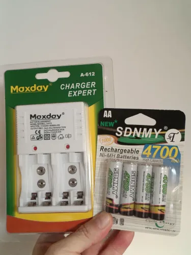 Kit Carregador de Pilhas Maxday A-612 + 4 Pilhas Recarregáveis AA Comum 4700mAh