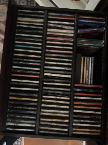CDS E DVDS DISPONÍVEIS