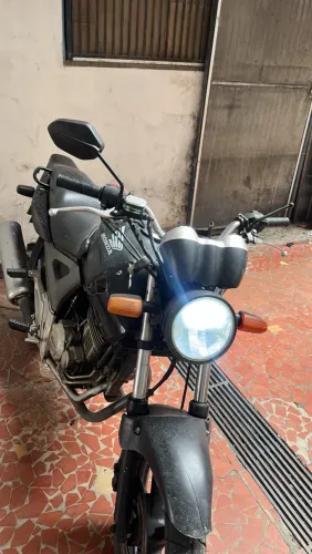 Vendo CBX Twister 2002 em dia