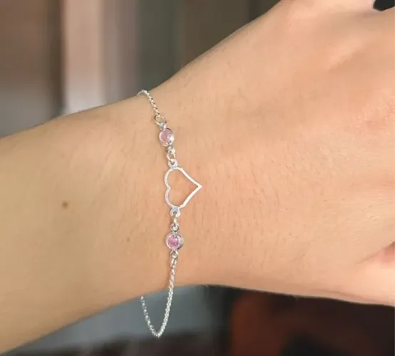 Pulseira com Coração Vazado e Detalhes Rosas em Prata