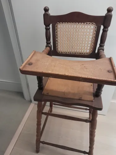 Cadeira antiga de madeira 