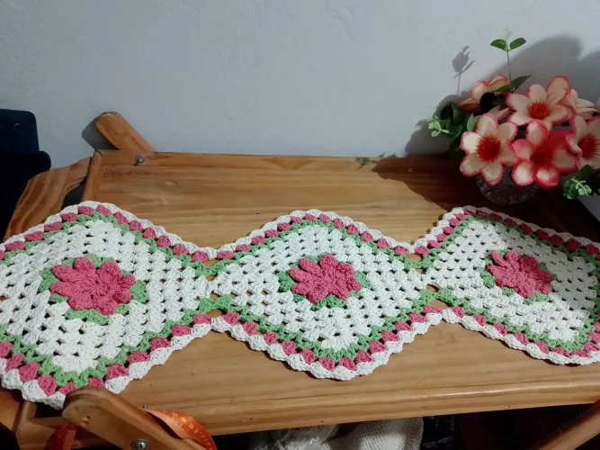 Trilho de mesa em crochê 