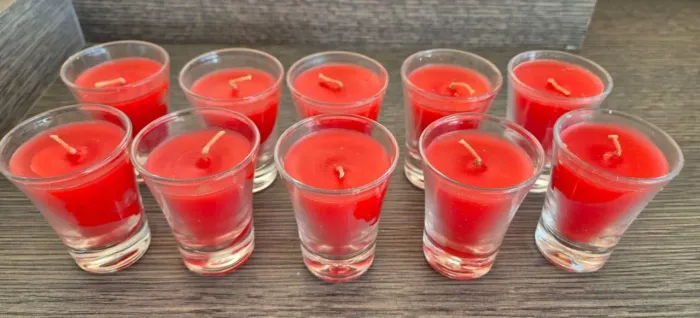 24 velas em copinho de vidro na cor vermelha