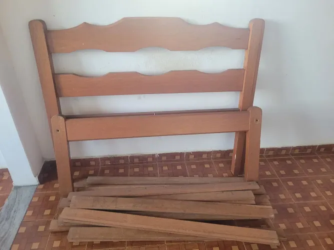 CAMA SOLTEIRÃO EM MADEIRA DE LEI