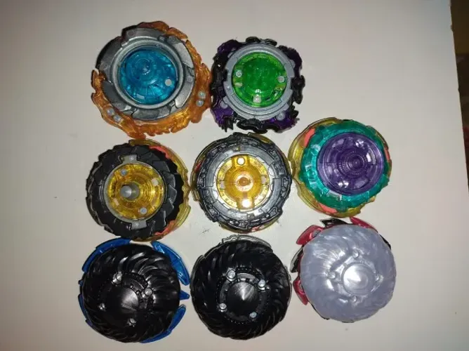 beyblade takara tomy  65 reais  cada 