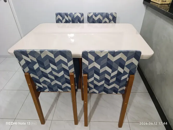 Mesa com 4 cadeiras