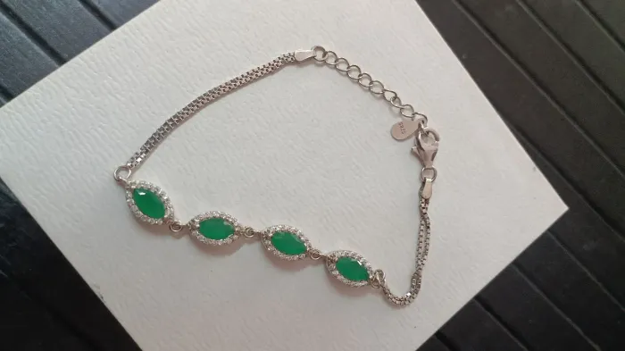 bracelete  semijoia na cor prata com pedras verdes estilo esmeralda, Prata 925