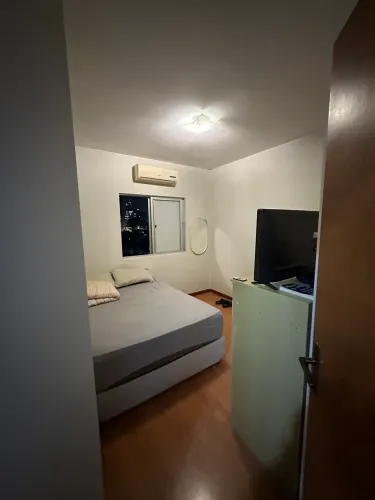 Alugo quarto em apto de três quartos
