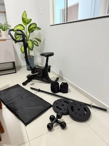 Bicicleta ergonômica mais kit de musculação