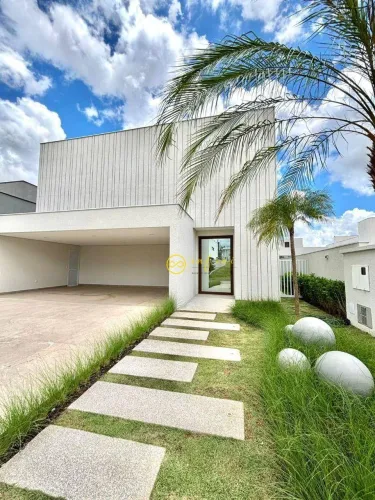 Casa de Condomínio com 4 Quartos, todos Suítes à venda, 358 m² por R$ 3.800.000 - Condomín