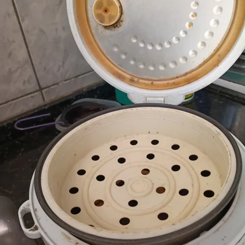 Vendo essa panela de arroz funcionar normal cor branca