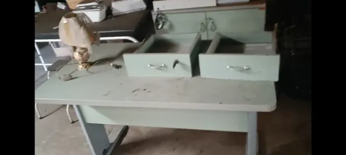 Mesa para escritório com gaveta e chave